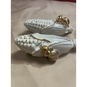 WHITE CORNCOB SALT AND PEPPER SHAKERS WITH GOLD TRIM AND LITTLE GOLD MICE (834)